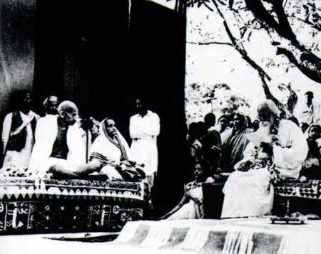 bw-7 tagore welcoming gandhiji and ba