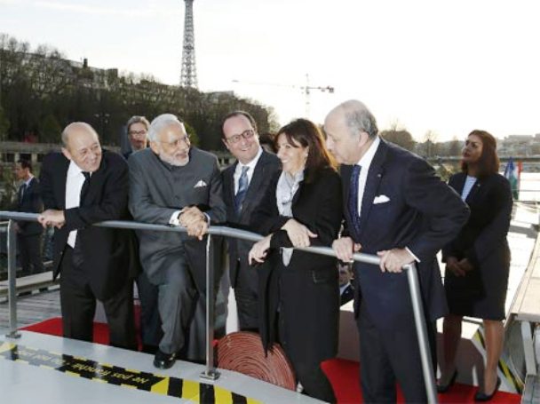 narendra-modiji-naav pe charcha paris mayor ke saat