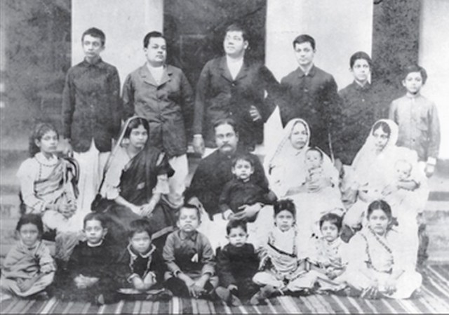 Subhas_Bose_standing_extreme_right__1905