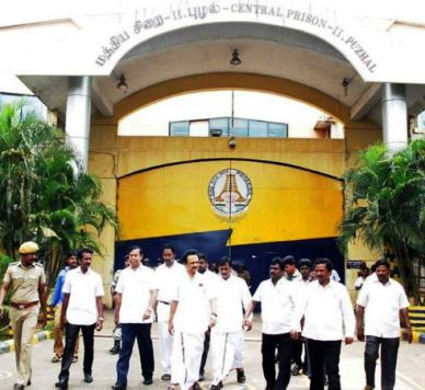stalin-meets-students-in-jail