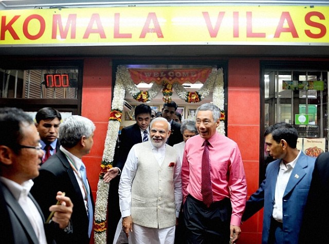 Singapore: Prime Minister Narendra Modi with  his Singaporean counterpart Lee Hsien Loong leaves , at Komala Vilas Restaurant, Little India, Singapore on Monday. PTI Photo(PTI11_23_2015_000309B)