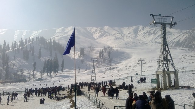 இந்த புகைப்படத்திற்கும் இடுகைக்கும் எந்தவித சம்பந்தமும் இல்லை. வெய்யில் கடுமையை குறைக்க அண்மையில் நான் "குல்மார்க்" சென்றபோது எடுத்த புகைப்படத்தை இங்கே போட்டிருக்கிறென் - அவ்வளவு தான்.....!!!