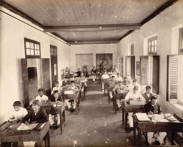 02-Reading-room-in-Times-of-India-Office-in-Bombay-(Mumbai)--November-1898