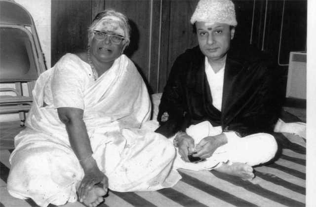 நெற்றியில் விபூதி, குங்குமத்துடன் ஒரு அபூர்வ புகைப்படம்