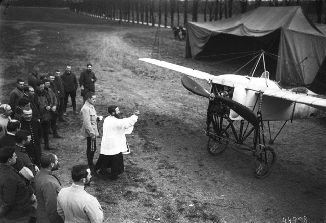 french-soldiers-gather-around-a-priest
